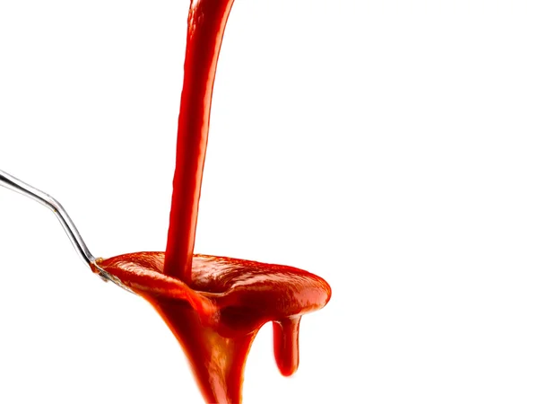 Паста с базиликом и томатный соус на изолированном фоне — стоковое фото