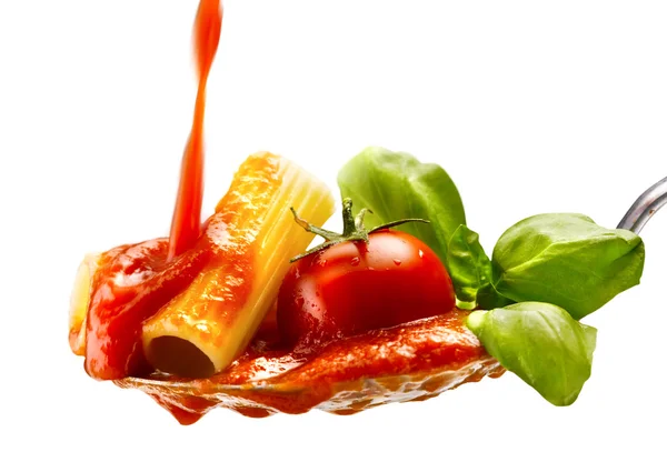 Pâtes au basilic et sauce tomate sur fond isolé — Photo