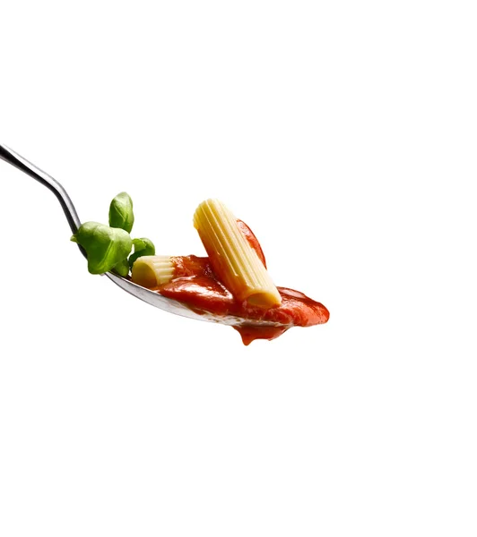 Pasta al basilico e sugo di pomodoro su fondo isolato — Foto Stock