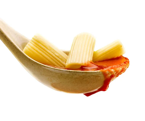 Pasta al basilico e sugo di pomodoro su fondo isolato — Foto Stock