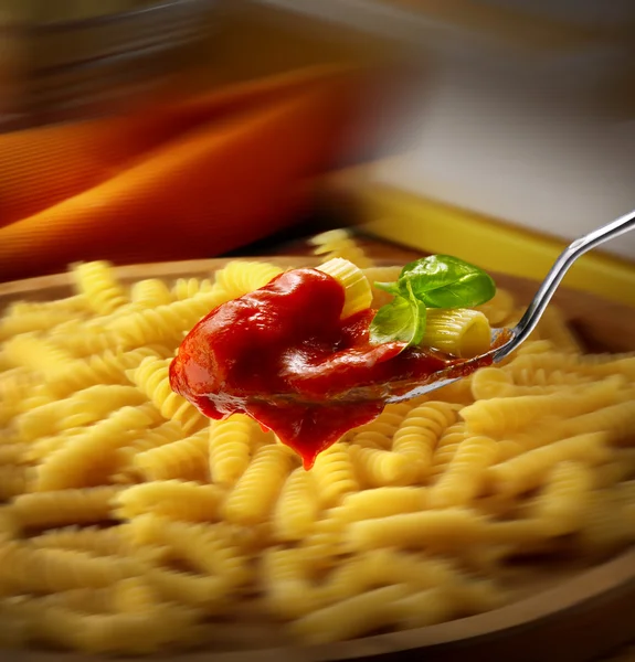 Bazylia, sos pomidorowy i makaron — Zdjęcie stockowe