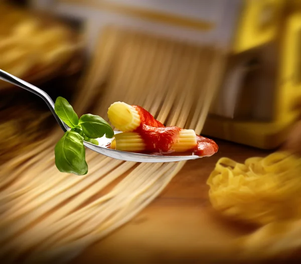 Basilika pasta och tomat sås — Stockfoto