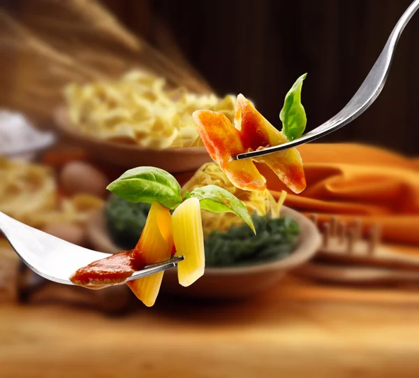 Basilika pasta och tomat sås — Stockfoto