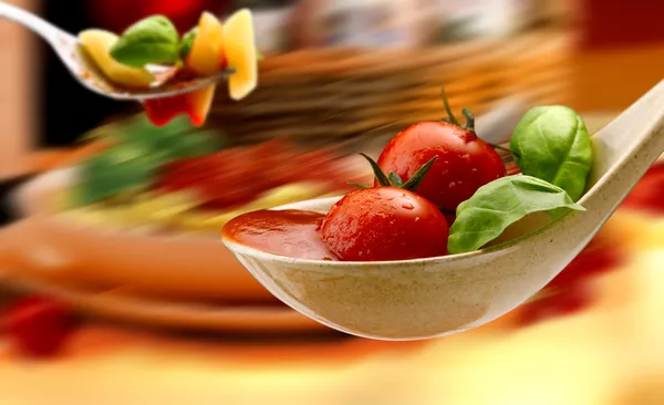 Nudeln mit Basilikum und Tomatensauce — Stockfoto