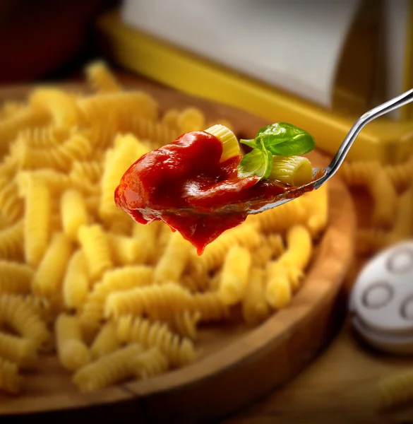 Pasta al basilico e salsa di pomodoro — Foto Stock