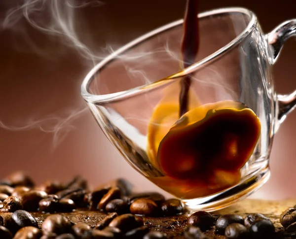 Dampfender heißer Kaffee in eine Tasse gegossen — Stockfoto