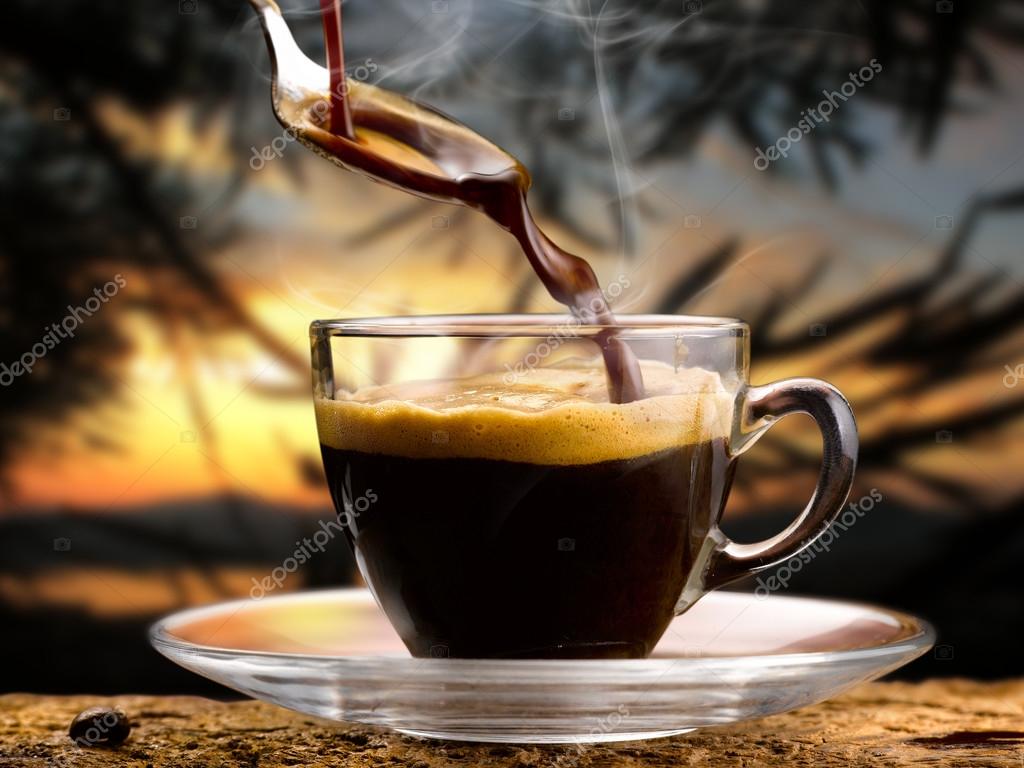 Café chaud servi dans une petite tasse au coucher du soleil image libre de droit par