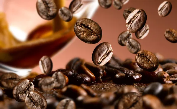 Fliegende Kaffeebohnen — Stockfoto