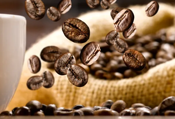 Vliegende koffie bonen — Stockfoto