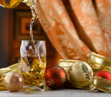 Sıcak ve dekore edilmiş bir ortamda aile tostu ile Noel.