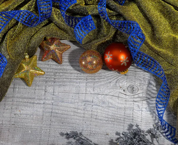 Bir çerçeve oluşturan dekorasyon ve renklerle mükemmel bir Noel ayarı