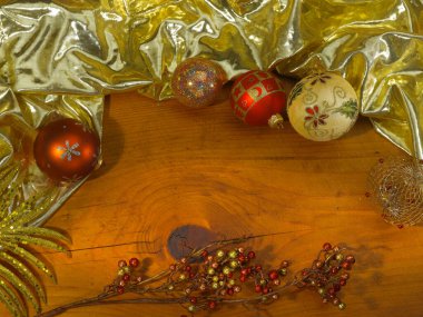 Bir çerçeve oluşturan dekorasyon ve renklerle mükemmel bir Noel ayarı