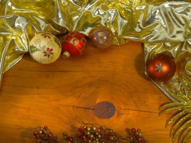 Bir çerçeve oluşturan dekorasyon ve renklerle mükemmel bir Noel ayarı