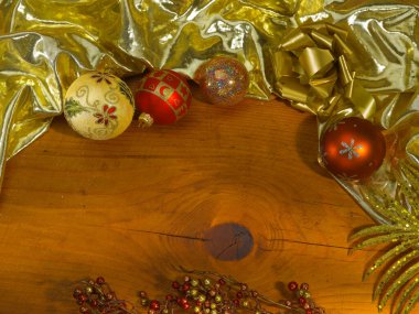 Bir çerçeve oluşturan dekorasyon ve renklerle mükemmel bir Noel ayarı