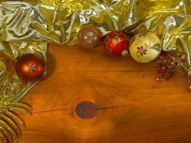 Bir çerçeve oluşturan dekorasyon ve renklerle mükemmel bir Noel ayarı