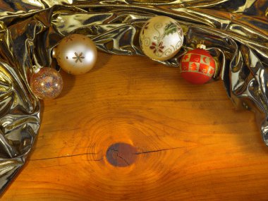 Bir çerçeve oluşturan dekorasyon ve renklerle mükemmel bir Noel ayarı