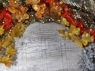 Bir çerçeve oluşturan dekorasyon ve renklerle mükemmel bir Noel ayarı