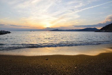 İnanılmaz ışıklar ve renkler, Liguria 'da denizin üstünde romantik günbatımı.