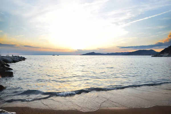 İnanılmaz ışıklar ve renkler, Liguria 'da denizin üstünde romantik günbatımı.