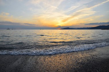 İnanılmaz ışıklar ve renkler, Liguria 'da denizin üstünde romantik günbatımı.