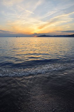 İnanılmaz ışıklar ve renkler, Liguria 'da denizin üstünde romantik günbatımı.