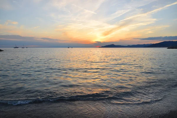 İnanılmaz ışıklar ve renkler, Liguria 'da denizin üstünde romantik günbatımı.