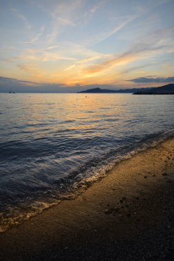 İnanılmaz ışıklar ve renkler, Liguria 'da denizin üstünde romantik günbatımı.