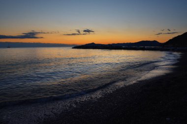 İnanılmaz ışıklar ve renkler, Liguria 'da denizin üstünde romantik günbatımı.