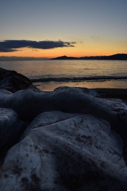 İnanılmaz ışıklar ve renkler, Liguria 'da denizin üstünde romantik günbatımı.