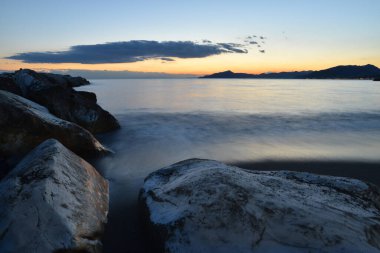İnanılmaz ışıklar ve renkler, Liguria 'da denizin üstünde romantik günbatımı.