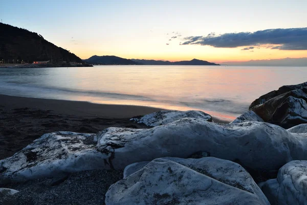 信じられないほどの光と色 リグーリアの海のロマンチックな夕日 — ストック写真
