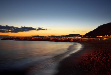 İnanılmaz ışıklar ve renkler, Liguria 'da denizin üstünde romantik günbatımı.