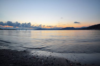 İnanılmaz ışıklar ve renkler, Liguria 'da denizin üstünde romantik günbatımı.