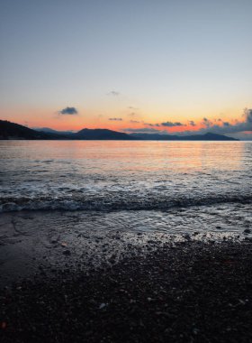 İnanılmaz ışıklar ve renkler, Liguria 'da denizin üstünde romantik günbatımı.