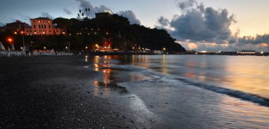 İnanılmaz ışıklar ve renkler, Liguria 'da denizin üstünde romantik günbatımı.