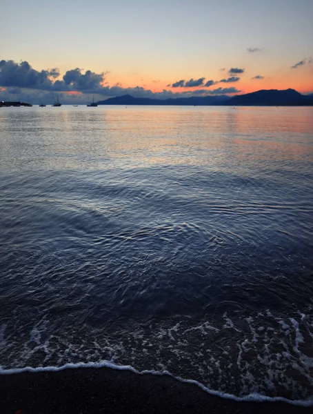 İnanılmaz ışıklar ve renkler, Liguria 'da denizin üstünde romantik günbatımı.