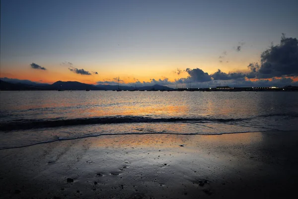 İnanılmaz ışıklar ve renkler, Liguria 'da denizin üstünde romantik günbatımı.