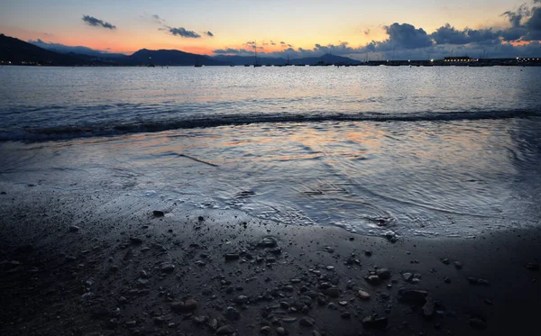 İnanılmaz ışıklar ve renkler, Liguria 'da denizin üstünde romantik günbatımı.