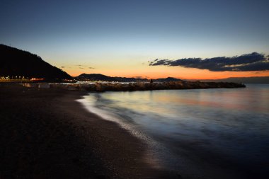 İnanılmaz ışıklar ve renkler, Liguria 'da denizin üstünde romantik günbatımı.