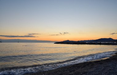 İnanılmaz ışıklar ve renkler, Liguria 'da denizin üstünde romantik günbatımı.