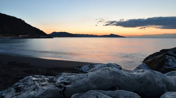 信じられないほどの光と色 リグーリアの海のロマンチックな夕日 — ストック写真