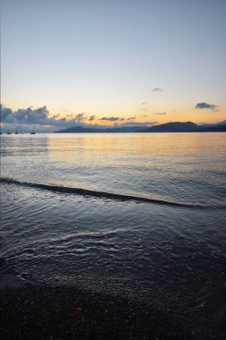 İnanılmaz ışıklar ve renkler, Liguria 'da denizin üstünde romantik günbatımı.