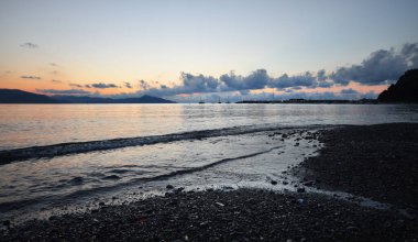 İnanılmaz ışıklar ve renkler, Liguria 'da denizin üstünde romantik günbatımı.