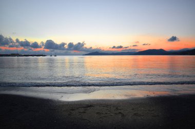 İnanılmaz ışıklar ve renkler, Liguria 'da denizin üstünde romantik günbatımı.