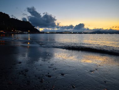 İnanılmaz ışıklar ve renkler, Liguria 'da denizin üstünde romantik günbatımı.