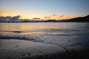 İnanılmaz ışıklar ve renkler, Liguria 'da denizin üstünde romantik günbatımı.