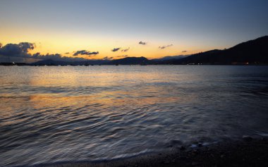 İnanılmaz ışıklar ve renkler, Liguria 'da denizin üstünde romantik günbatımı.