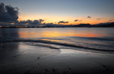 İnanılmaz ışıklar ve renkler, Liguria 'da denizin üstünde romantik günbatımı.