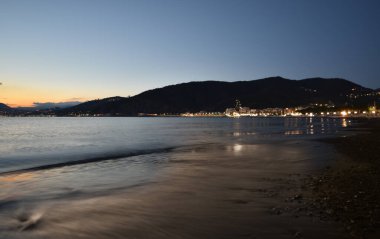 İnanılmaz ışıklar ve renkler, Liguria 'da denizin üstünde romantik günbatımı.