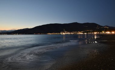 İnanılmaz ışıklar ve renkler, Liguria 'da denizin üstünde romantik günbatımı.